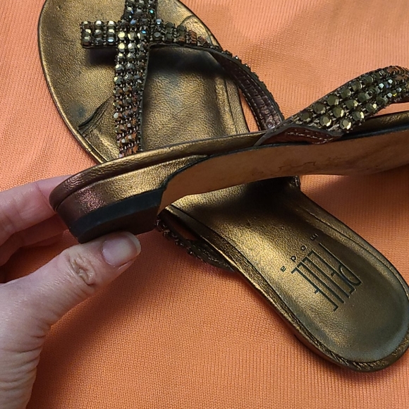 Leather  bronze copper thong sandals. Vary dainty. Love the little heel. - Picture 6 of 7